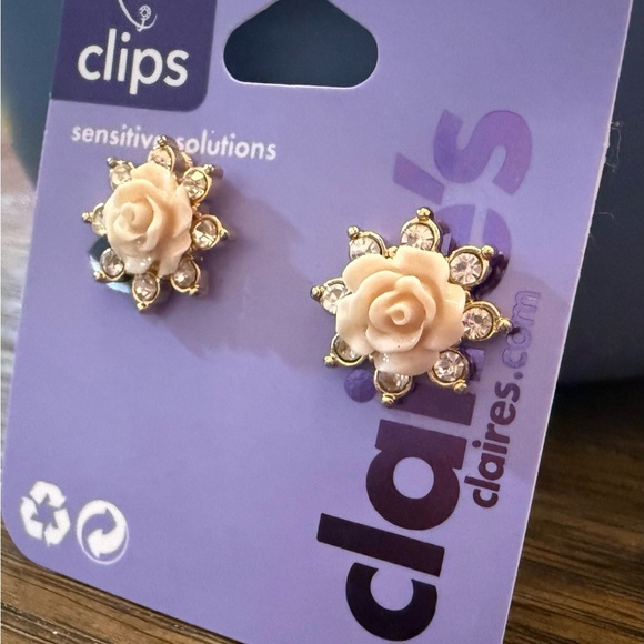 Claire’s floral diamond clip earrings - Picture 2 of 3
